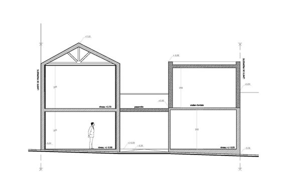 La volumétrie de la surélévation reprend celle de la maison d’origine. Elle s’en distingue, esthétiquement, par un toit terrasse plus contemporain.