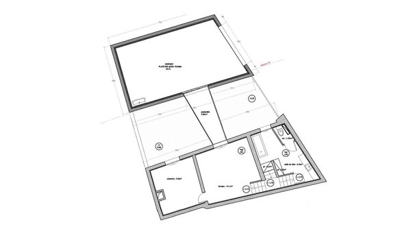 La surélévation en ossature bois recouverte d’un bardage en douglas à claire-voie est construite au dessus du salon d’été. Les deux bâtiments sont désormais reliés par une passerelle et forment un ensemble unique, harmonieux, équilibré et cohérent.
