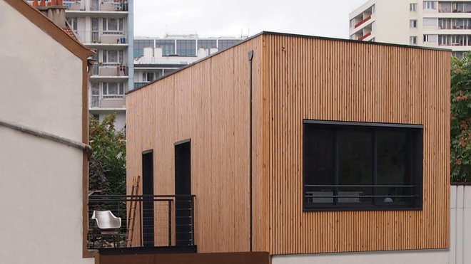 Le bardage en douglas posé à la verticale dans le sens de la pluie offrira, au fil du temps, une patine plus homogène.