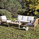 Tout simple. Salon, Cartuli, structure en acacia, coussins d’assise et de dossier en polyester, GreenPath, 549 €.