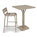Façon bar, un tabouret haut et une table haute en lattes d'aluminium. Table 80 x 80 x 105 cm 498 €. Tabouret 198 €. Fermob, chez Saisons.