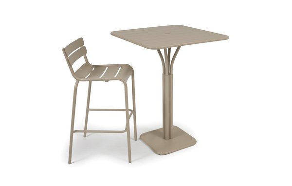 Façon bar, un tabouret haut et une table haute en lattes d'aluminium. Table 80 x 80 x 105 cm 498 €. Tabouret 198 €. Fermob, chez Saisons.