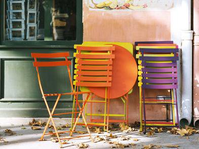 Un grand classique parmi les chaises de jardin. L'originale de Fermob date de 1889 ! Structure en acier laqué. 38 x 42 x H 82 cm 57 €. Chaise Bistro. Fermob chez Made in Design.