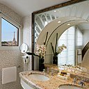 Les deux balcons de la suite et la fenêtre de la salle de bains de cette suite offrent une vue imprenable sur la Tour Eiffel. Quoi de plus normal pour la suite Eiffel ?