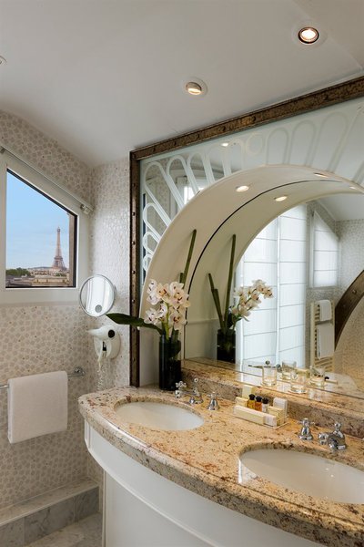 Les deux balcons de la suite et la fenêtre de la salle de bains de cette suite offrent une vue imprenable sur la Tour Eiffel. Quoi de plus normal pour la suite Eiffel ?
