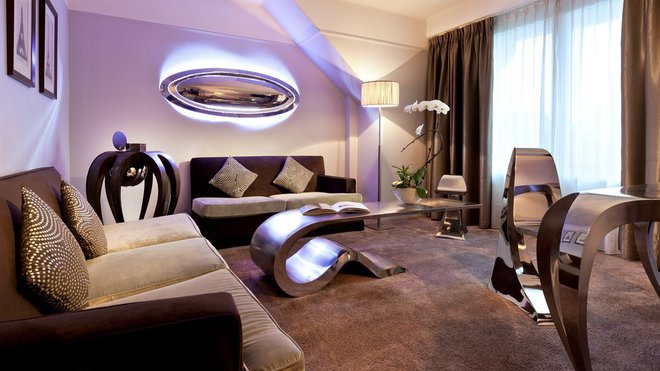 Les lignes fluides des créations de Guillaume Piéchaud ont investi la suite Eiffel.