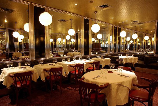 Une mezzanine viendra agrandir la brasserie du Lutetia qui pourra alors servir 240 couverts.