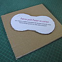 Etape 1 : Pour réaliser le gabarit du fond du panier, imprimez et découpez le patron. Collez le patron sur une plaque de carton simple cannelure. Découpez soigneusement au cutter la forme du fond du panier. Ce gabarit vous permettra de réaliser plusieurs paniers identiques.