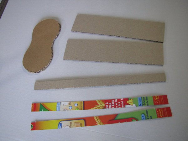 Etape 2 : Découpez au cutter les pièces nécessaires à la fabrication du panier (voir le détail des gabarits dans l’article).