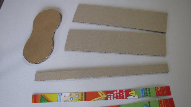 Etape 2 : Découpez au cutter les pièces nécessaires à la fabrication du panier (voir le détail des gabarits dans l’article).