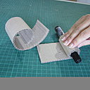 Etape 3 : Roulez les 2 bandes de 25 cm x 6 cm autour d'un stylo pour les courber régulièrement. Des plis se forment entre chaque cannelure.