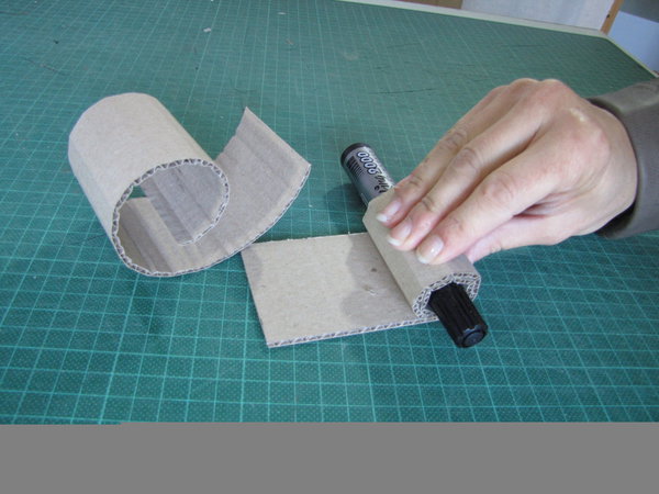 Etape 3 : Roulez les 2 bandes de 25 cm x 6 cm autour d'un stylo pour les courber régulièrement. Des plis se forment entre chaque cannelure.