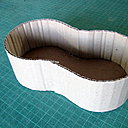 Etape 5 : Procédez en plusieurs fois, car la colle chaude durcit vite. Répétez l’opération avec la seconde bande courbée pour terminer le tour du panier. Les bandes se chevauchent sur quelques millimètres au niveau de la partie incurvée.