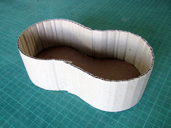 Etape 5 : Procédez en plusieurs fois, car la colle chaude durcit vite. Répétez l’opération avec la seconde bande courbée pour terminer le tour du panier. Les bandes se chevauchent sur quelques millimètres au niveau de la partie incurvée.