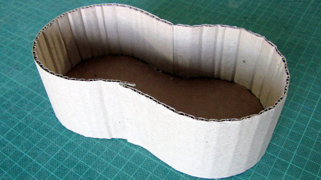 Etape 5 : Procédez en plusieurs fois, car la colle chaude durcit vite. Répétez l’opération avec la seconde bande courbée pour terminer le tour du panier. Les bandes se chevauchent sur quelques millimètres au niveau de la partie incurvée.