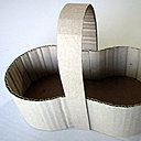 Etape 6 : Prenez la bande de carton simple cannelure de 32 cm x 2 cm. Courbez-la régulièrement, en laissant les 2 extrémités droites sur 7 cm environ. Collez l'anse, à la colle chaude, au centre des côtés incurvés du panier, à l'extérieur du panier.