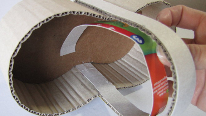 Etape 7 : Renforcez l'anse en collant, à la colle chaude, la bande de carton gris de 32 cm x 2 cm sur le côté extérieur de l'anse. De même, collez la bande de 29,5 cm x 2 cm sur le côté intérieur de l'anse.