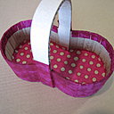 Etape 9 : Pour le fond intérieur, déposez le panier sur la feuille de papier décoratif, tracez le contour extérieur du panier. Découpez la forme en laissant une marge de 1 cm tout autour. Crantez la marge tous les 1 cm environ. Appliquez la colle à papier peint sur l'envers du papier. Glissez le papier à l'intérieur du panier. Lissez bien, en faisant remonter les crans le long des parois.