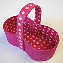 Etape 10 : Pour le côté intérieur de l’anse, découpez une bande de 5 cm de large par 22 cm. Collez-la à l'intérieur de l'anse. Crantez des 2 côtés et rabattez. Pour le côté extérieur de l’anse, découpez une bande de 1,9 cm de large par 32 cm. Collez-la à l'extérieur de l'anse. Pour les côtés intérieurs du panier, découpez et collez une bande de papier de 5 cm de large.