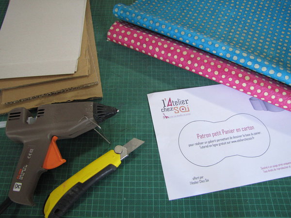 Fournitures nécessaires pour la réalisation de ces paniers en carton récupéré. Vive le recyclage.