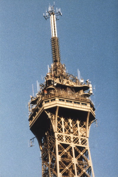 Le nombre d’antennes installées en haut de la Tour Eiffel a atteint 116 le 17 janvier 2005, avec l’ajout du premier émetteur TNT français.