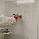 Etape 3 : Etaler à la brosse de pouce le mélange de couleurs (blanc, noir) acrylique, le tout bien en jus sur l’ensemble de la surface. A certains endroits, ajouter une pointe de bleu outremer au mélange de gris, ceci afin de donner quelques nuances de gris.