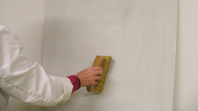 Etape 4 : Pocher l’ensemble du panneau à la brosse à pocher ; commencer par le haut du support.