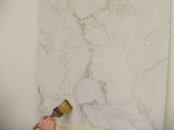 Etape 7 : Adoucir avec un spalter l’ensemble du panneau en effectuant un lissage en 8, sans pour autant faire fondre le graphisme. Travailler sans trop appuyer sur le spalter.