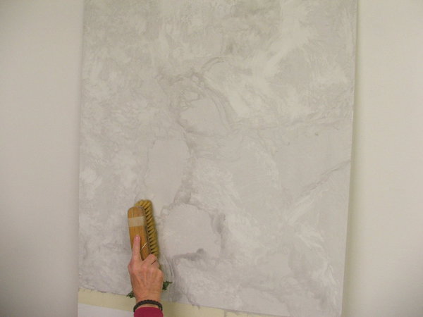 Etape 9 : Pocher les parties dépouillées à la brosse à pocher, sans trop appuyer sur l’outil.