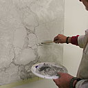 Etape 12 : Redessiner de fines veines à la brosse à tableau sur les parties calmes du marbre ; décharger au maximum la brosse à tableau de sa teinte gris bleuté.