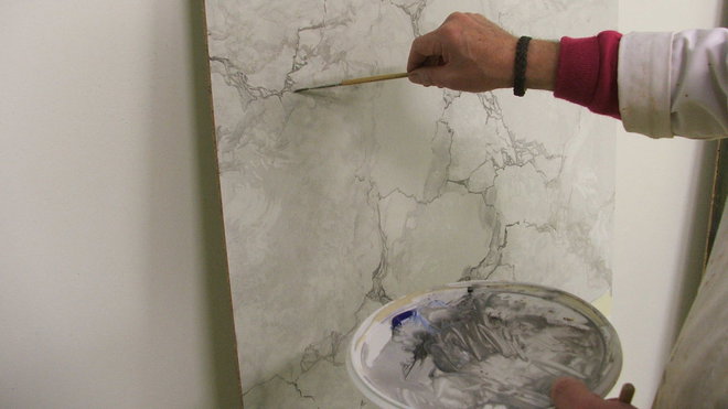 Etape 16 : A la brosse à marbrer, repréciser le veinage fin en dessinant de fins petits cailloux ; bien décharger la brosse afin de donner un nuançage de teinte.