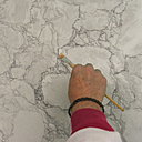 Etape 19 : Parfaire le travail d’imitation en rajoutant dans les parties grises quelques petits cailloux blancs plus ou moins longs. Laisser sécher 3 heures, puis passer un vernis brillant à la brosse de pouce sur l’ensemble du panneau.