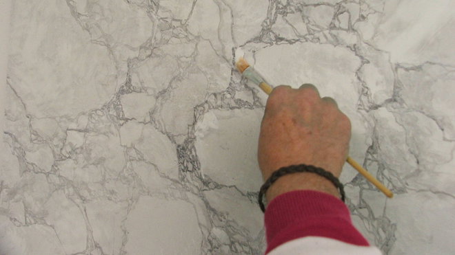 Etape 19 : Parfaire le travail d’imitation en rajoutant dans les parties grises quelques petits cailloux blancs plus ou moins longs. Laisser sécher 3 heures, puis passer un vernis brillant à la brosse de pouce sur l’ensemble du panneau.