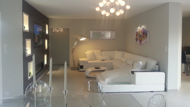 Le salon-séjour offre une surface 52 m².