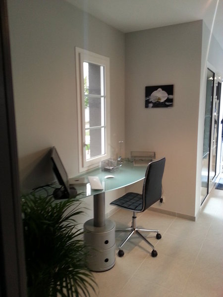 Le coin bureau, aménagé dans un dégagement, profite de la lumière du jour.