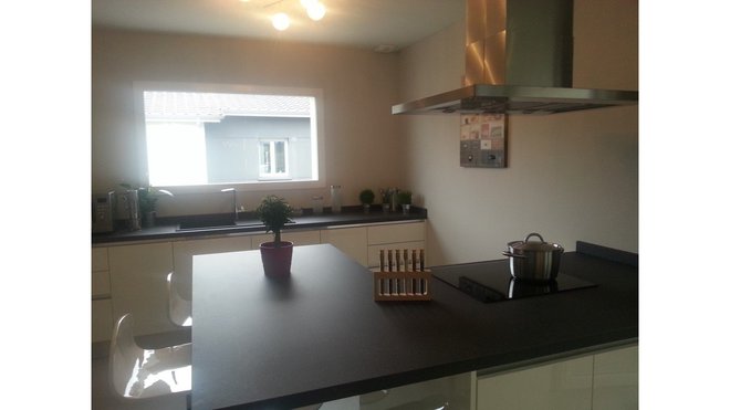 La cuisine ouverte intègre un coin repas.