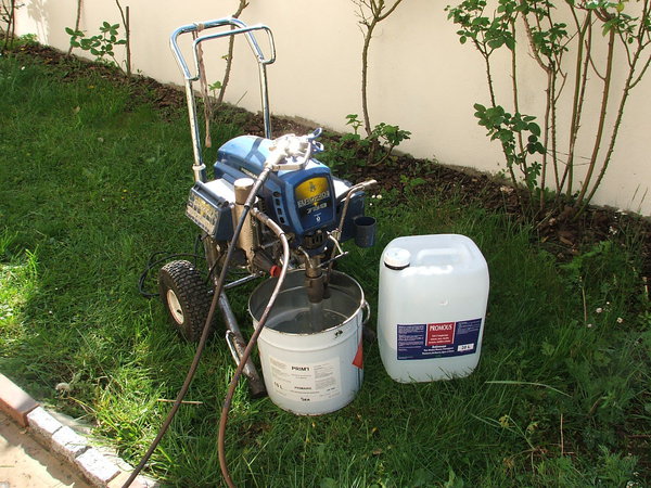 Etape 3 : Utiliser un produit de traitement prêt à l’emploi pour la destruction de mousses, d’algues ainsi que de divers végétaux de type : Promous. Le produit sera pulvérisé à l’aide d’une machine à projeter munie d’un pistolet.