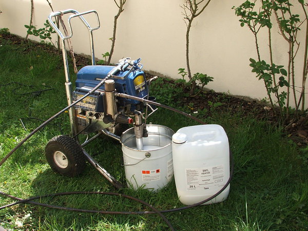 Etape 5 : Après un temps de séchage de plus ou moins 2 heures par temps chaud, appliquer un second produit afin d’imperméabiliser la pierre de type : Sinyl Aquafuge. Le produit sera appliqué par pulvérisation.