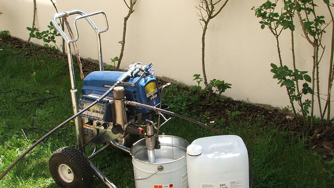 Etape 5 : Après un temps de séchage de plus ou moins 2 heures par temps chaud, appliquer un second produit afin d’imperméabiliser la pierre de type : Sinyl Aquafuge. Le produit sera appliqué par pulvérisation.