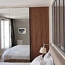 La chambre est équipée d’un grand dressing qui mixe, en façade, placage de noyer et deux panneaux coulissants miroirs qui agrandissent l’espace.