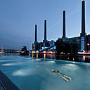 La piscine extérieure à débordement fait face aux usines du Groupe Volkswagen.