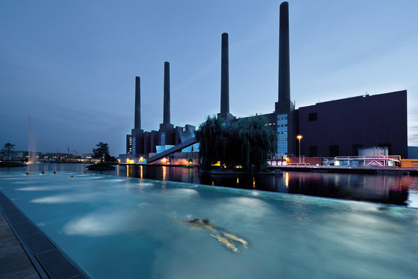 La piscine extérieure à débordement fait face aux usines du Groupe Volkswagen.