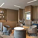 Un autre salon habillé de noyer est plus feutré. Il se décline dans un camaïeu de couleurs terre.