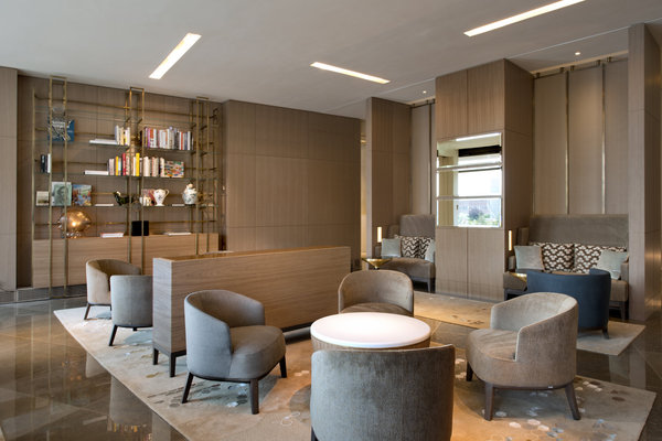 Un autre salon habillé de noyer est plus feutré. Il se décline dans un camaïeu de couleurs terre.