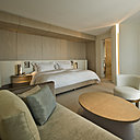 Classiques et irréprochables, les nombreuses chambres de l’hôtel sont déclinées en standard et suites.