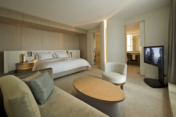 Classiques et irréprochables, les nombreuses chambres de l’hôtel sont déclinées en standard et suites.