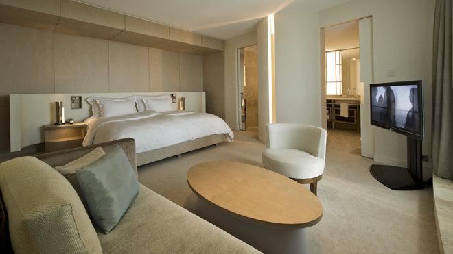 Classiques et irréprochables, les nombreuses chambres de l’hôtel sont déclinées en standard et suites.