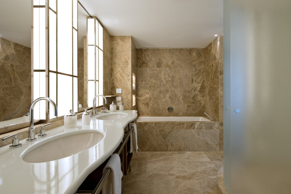 Dans une suite, une salle de bains tout confort, d’inspiration Art Déco.