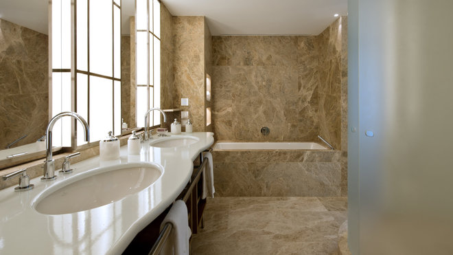 Dans une suite, une salle de bains tout confort, d’inspiration Art Déco.