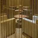 Des rideaux souples, en maille métallique, séparent sans cloisonner les espaces du bar et filtrent la lumière.